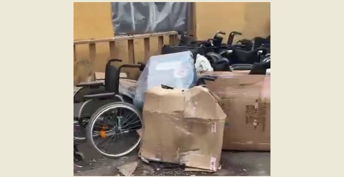 Во дворе госпиталя были брошены кресла и медикаменты. Скрин видео "Zона правды"