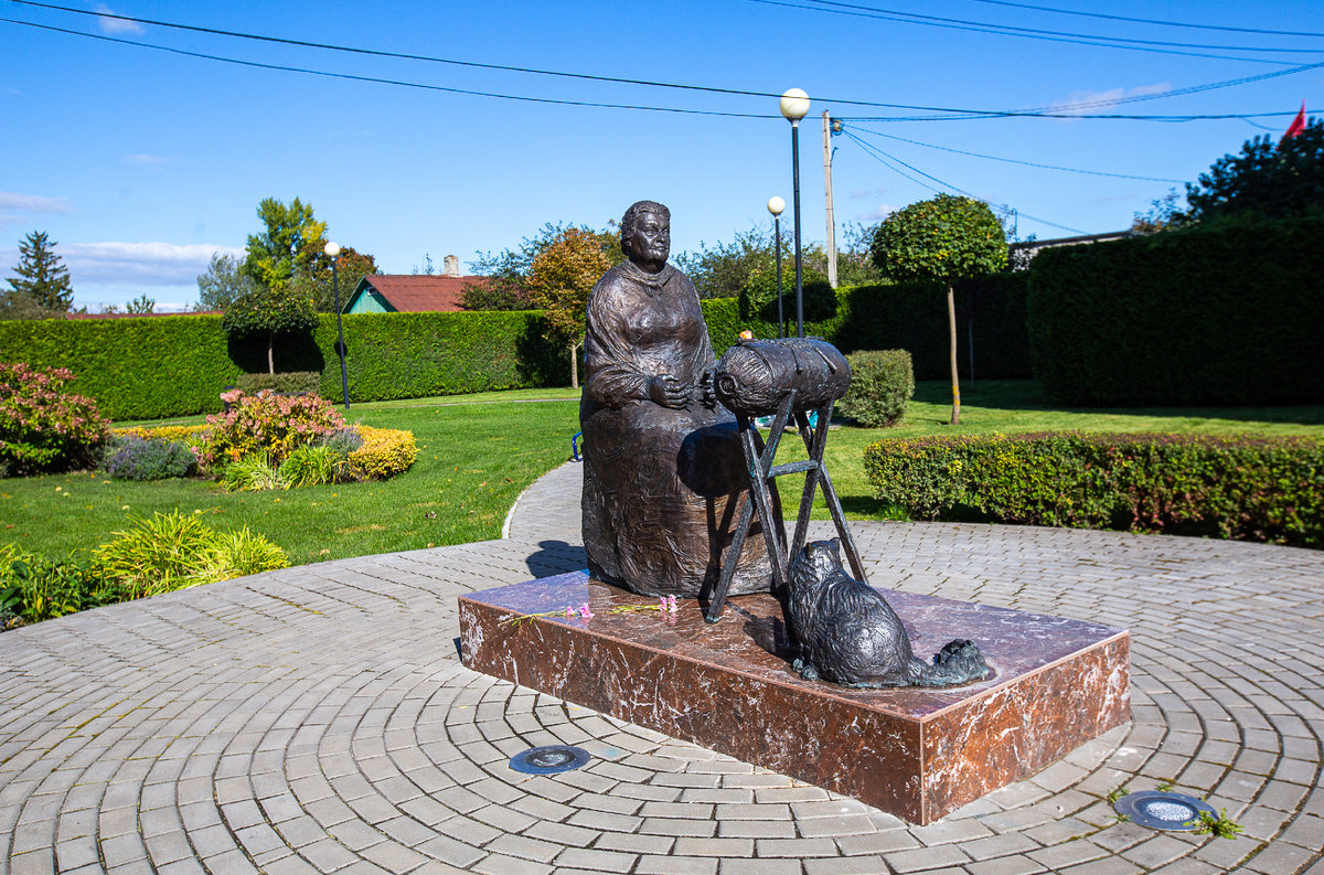 Скульптура "Елецкая кружевница". Елец, Липецкая область. Фото автора статьи 