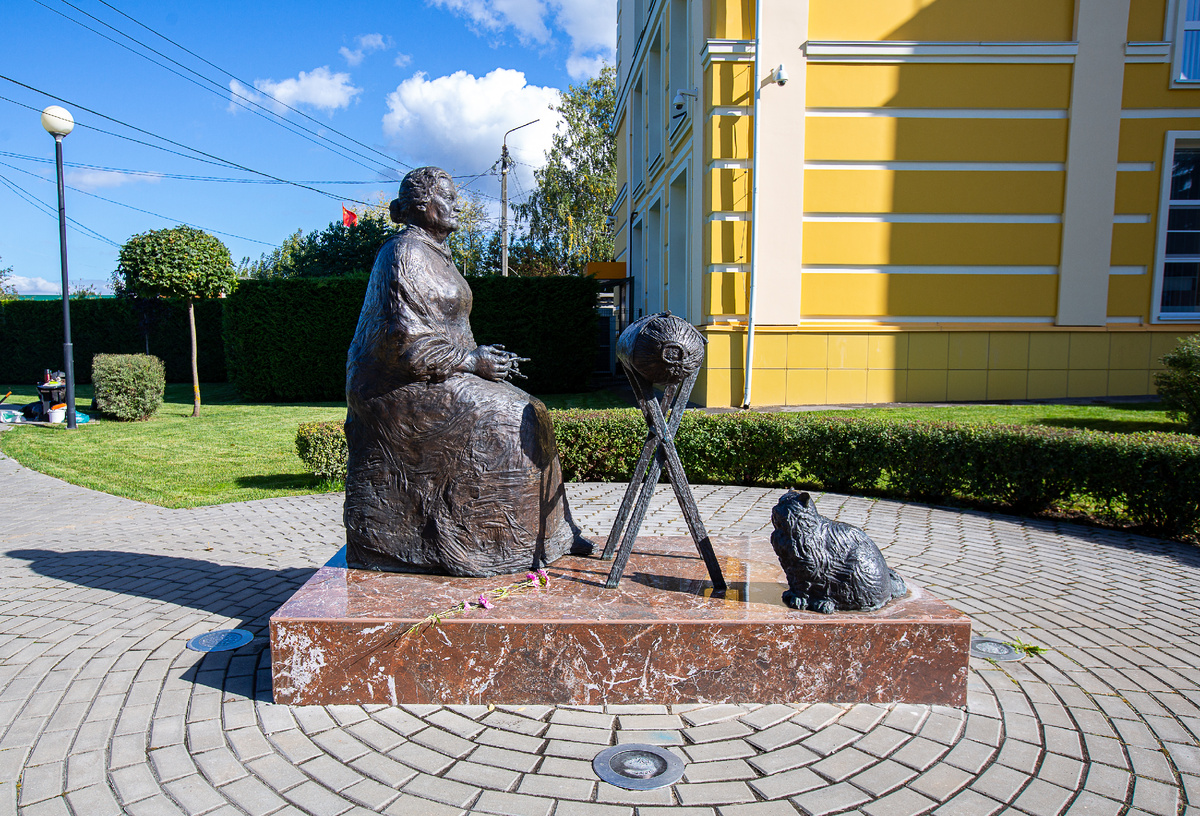 Скульптура "Елецкая кружевница". Елец, Липецкая область. Фото автора статьи 