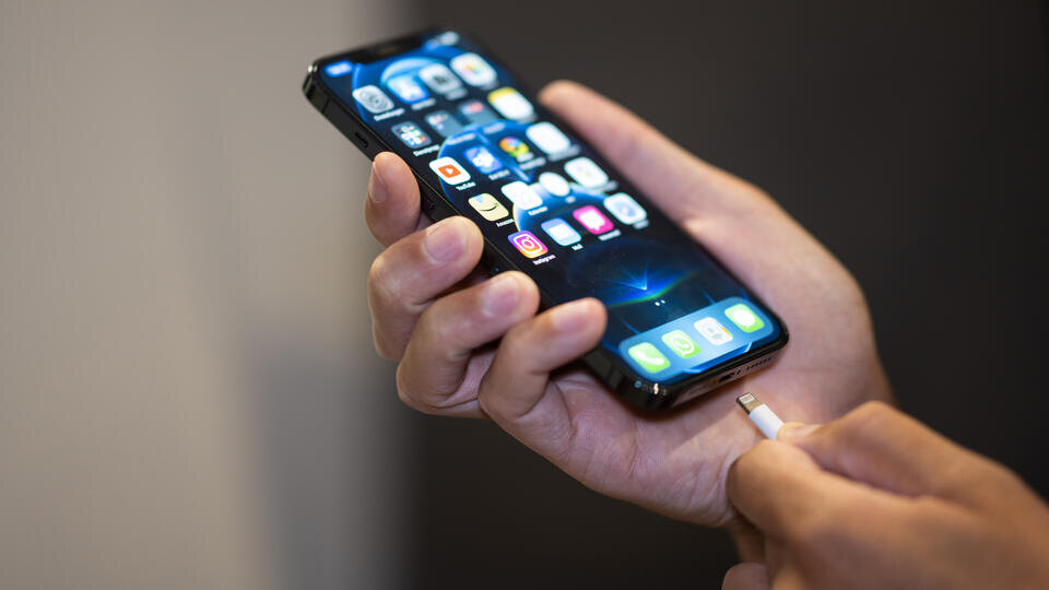     Поставленный на зарядку iPhone убил мать троих детей в Дублине www.globallookpress/Mohssen Assanimoghaddam/dpa