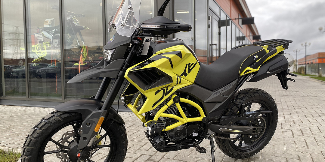Regulmoto Duke 300 — дорожный мотоцикл, новинка 2024 года. Подходит для городских поездок и лёгкого бездорожья.