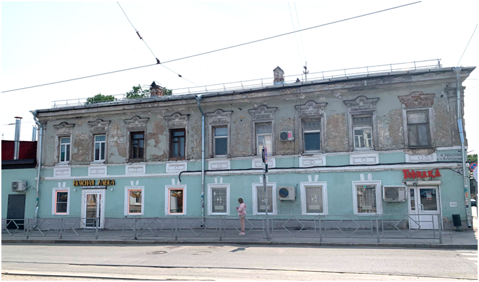 Уличные фасады решены идентично. Фото автора