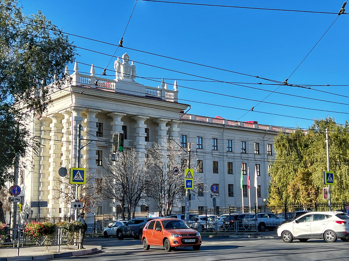 Вот это да! Какие колонны, а статуи наверху! Фото автора 