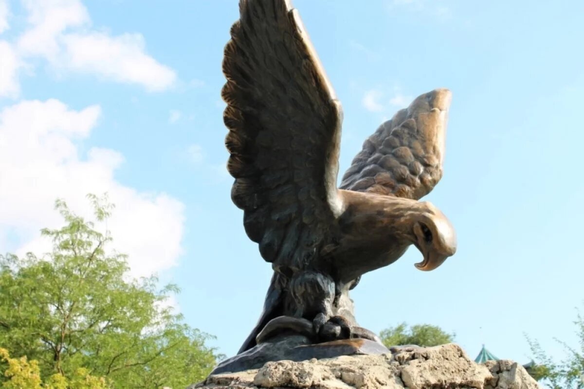    Знаменитая скульптура орла — в числе символов, которые могут попасть на лицевую сторону банкноты.