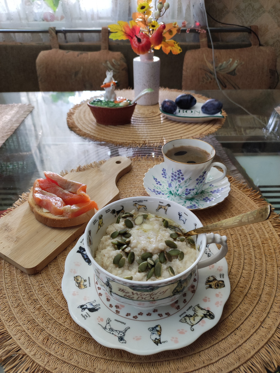 Каша с яйцом, сыром, сливочным маслом, тыквенными семечками, бутерброд с с/с форелью и кофе