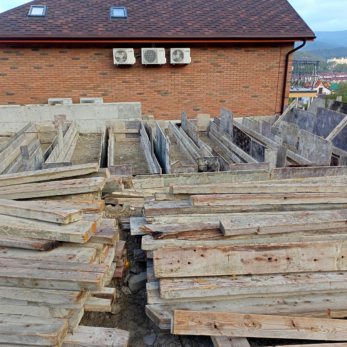 Соседи строят что то