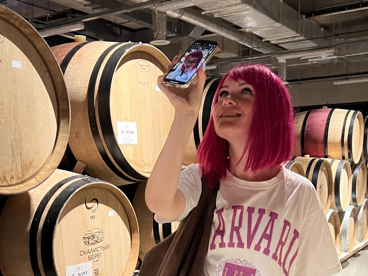 Пусть будут фото из моего видео образа 