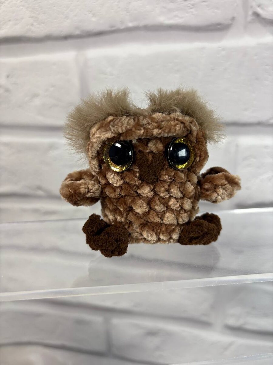 Филин с бровями - маленькая вязаная игрушка