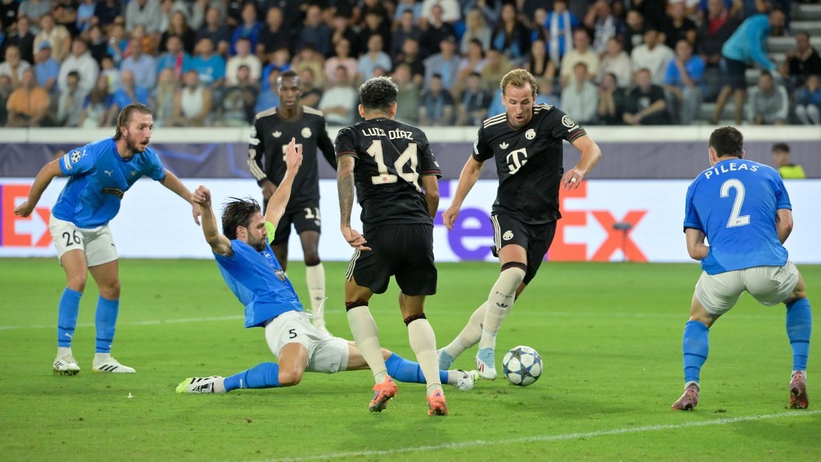    Нападающий «Баварии» Харри Кейн (с мячом) в матче против «Пафоса». Global Look Press