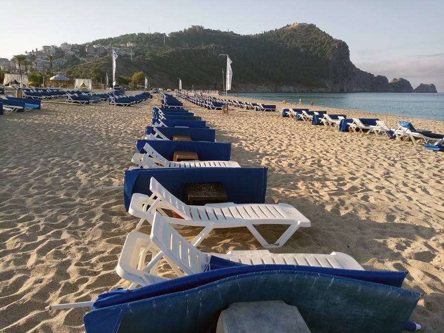 Фотография пустого пляжа в мае