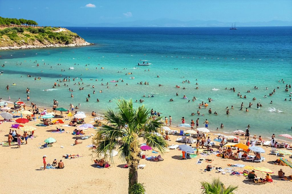  Фотография заполненного пляжа в июле