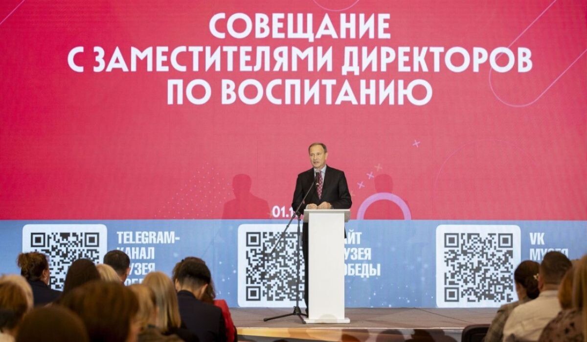     Генеральный директор Музея Победы. Александр Школьник выступает с приветственным словом Источник: victorymuseum.ru Автор фото: Евгений Кирсанов