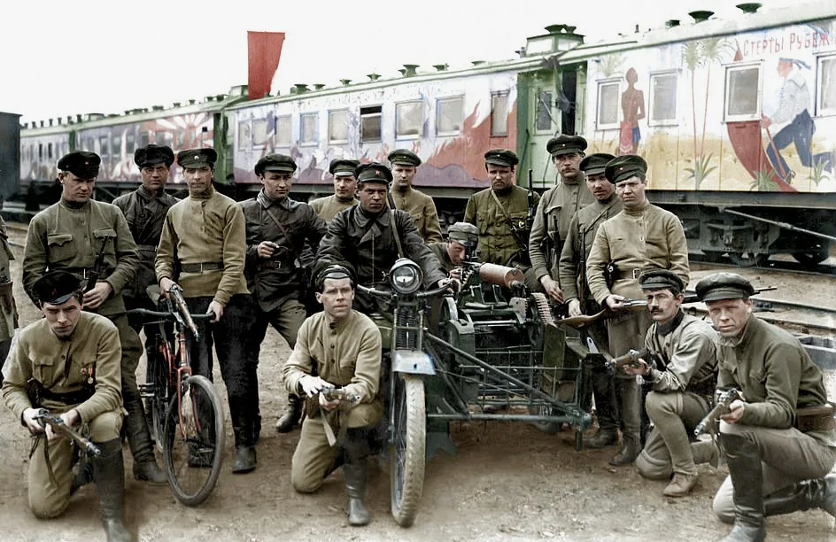 Большевики у агитпоезда накануне Гражданской войны, 1917 г.