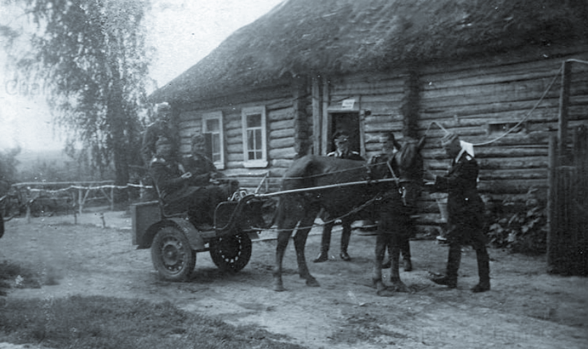 Гитлеровцы дурачатся в Смоленске, 1941 г.