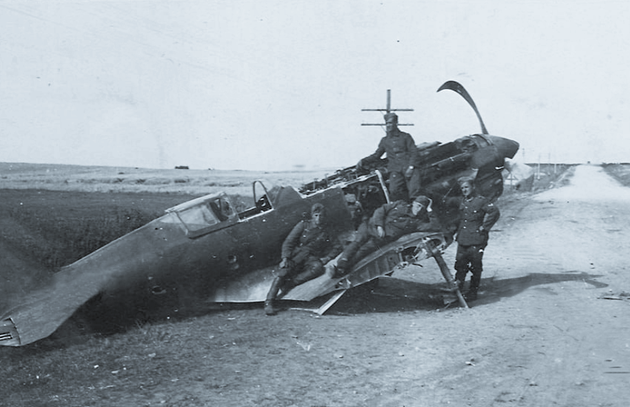 Немцы у сбитого самолёта, 1942 г.