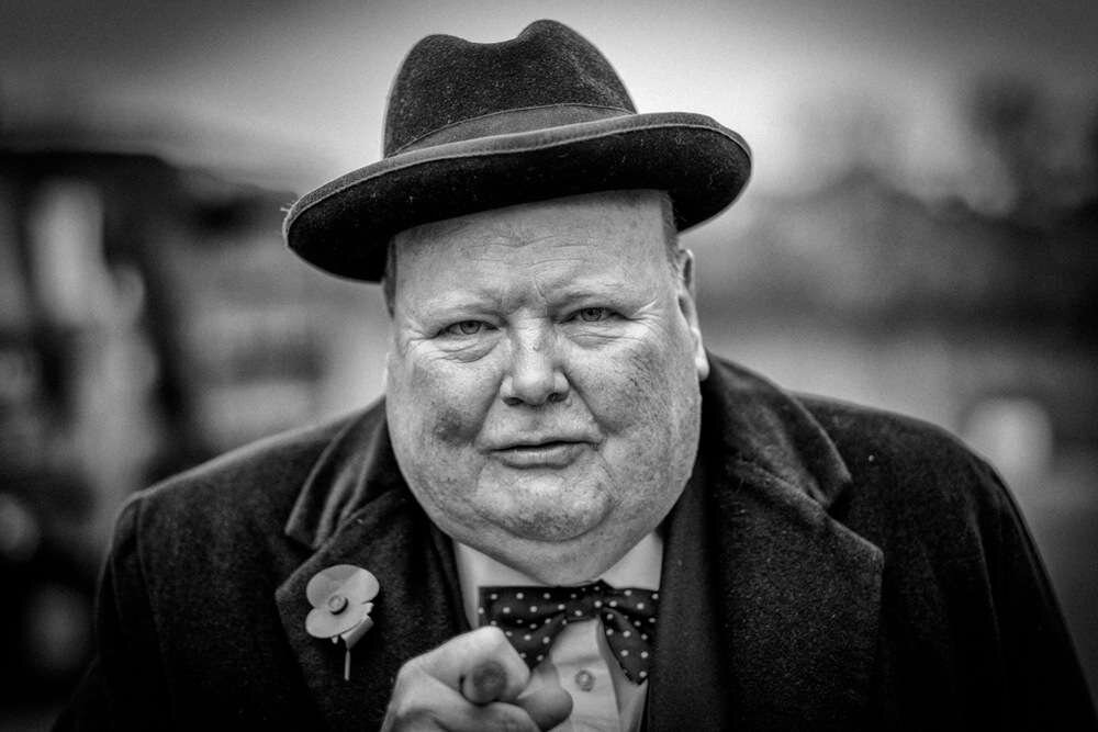 Старина Черчилль. Сигарой не то целится, не то доверчивым фигу показывает.