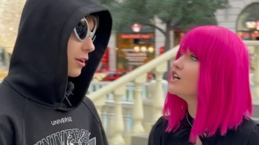 Может по этому она в образе с париком?