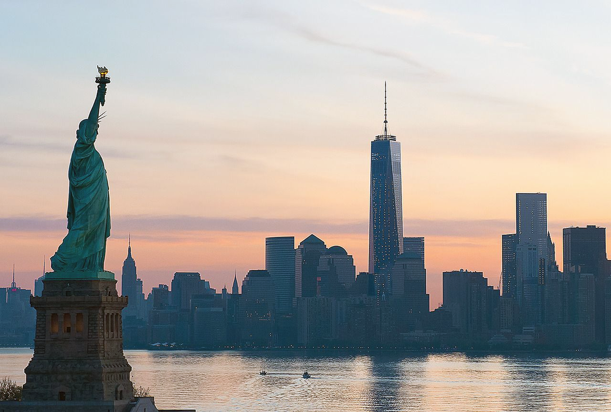 Величественная статуя с факелом, возвышающаяся над гаванью Нью-Йорка.