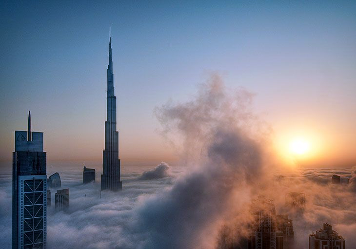 Игла самого высокого здания в мире, пронзающая небо.
