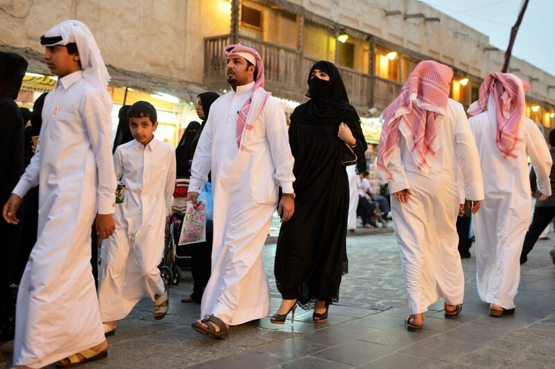 Почему в Катаре женщин в три раза меньше мужчин, но они образованнее их