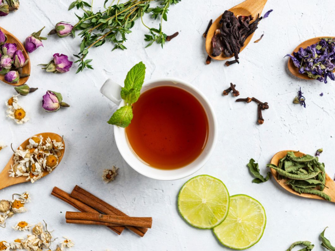 Чай со специями - идеальный осенний напиток. Корица особенно хороша для поддержания стабильного сахара в крови, имбирь для борьбы с вирусами, кардамон улучшает пищеварение и предотвращает вздутие.