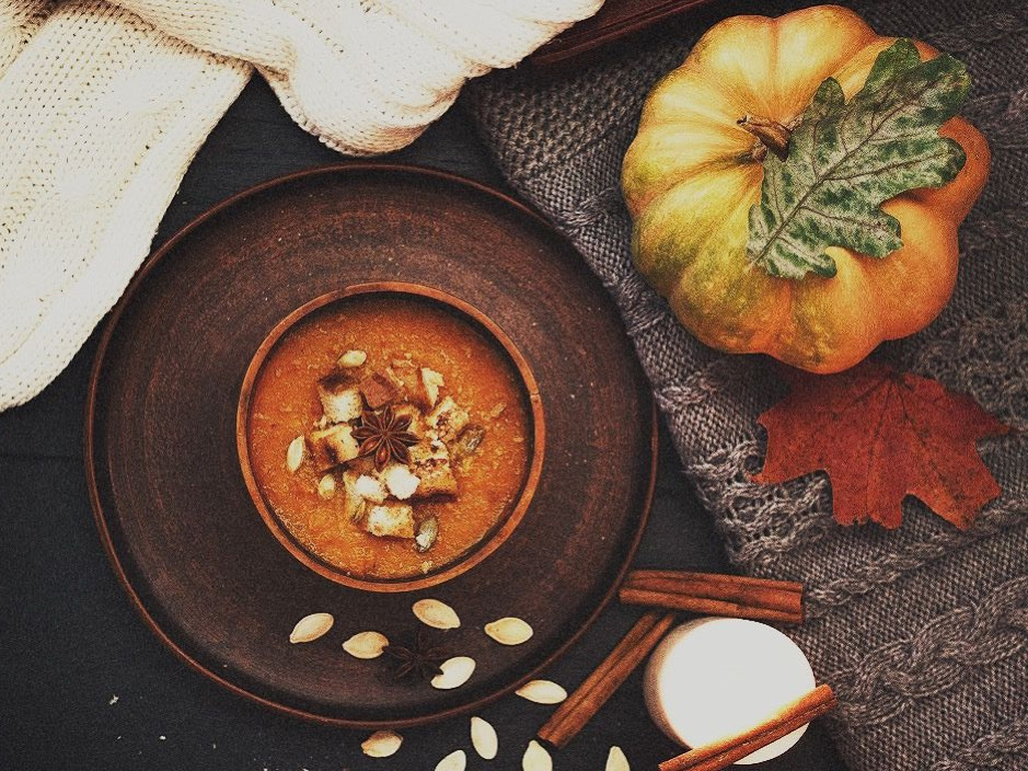 Вместо свежих салатов хочется тёплых супов, на гарнир - корнеплодов, злаков, вместо прохладных напитков - согревающих и именно осенью мы вспоминаем про специи.