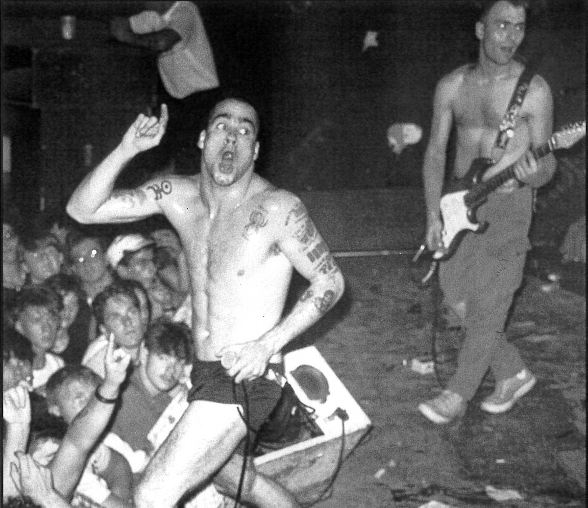 Генри Роллинз и Крис Хаскетт во время концерта. Фото из книги "Unwelcomed Songs".