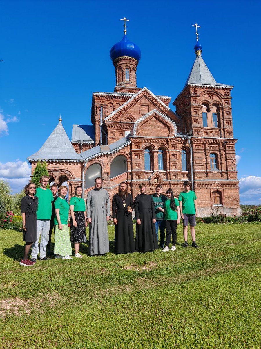 Фото: участники первого на Смоленщине молодёжного православного слёта «Заповеди», который проходил в Николо-Георгиевском храме, источник: https://t.me/iervladislav