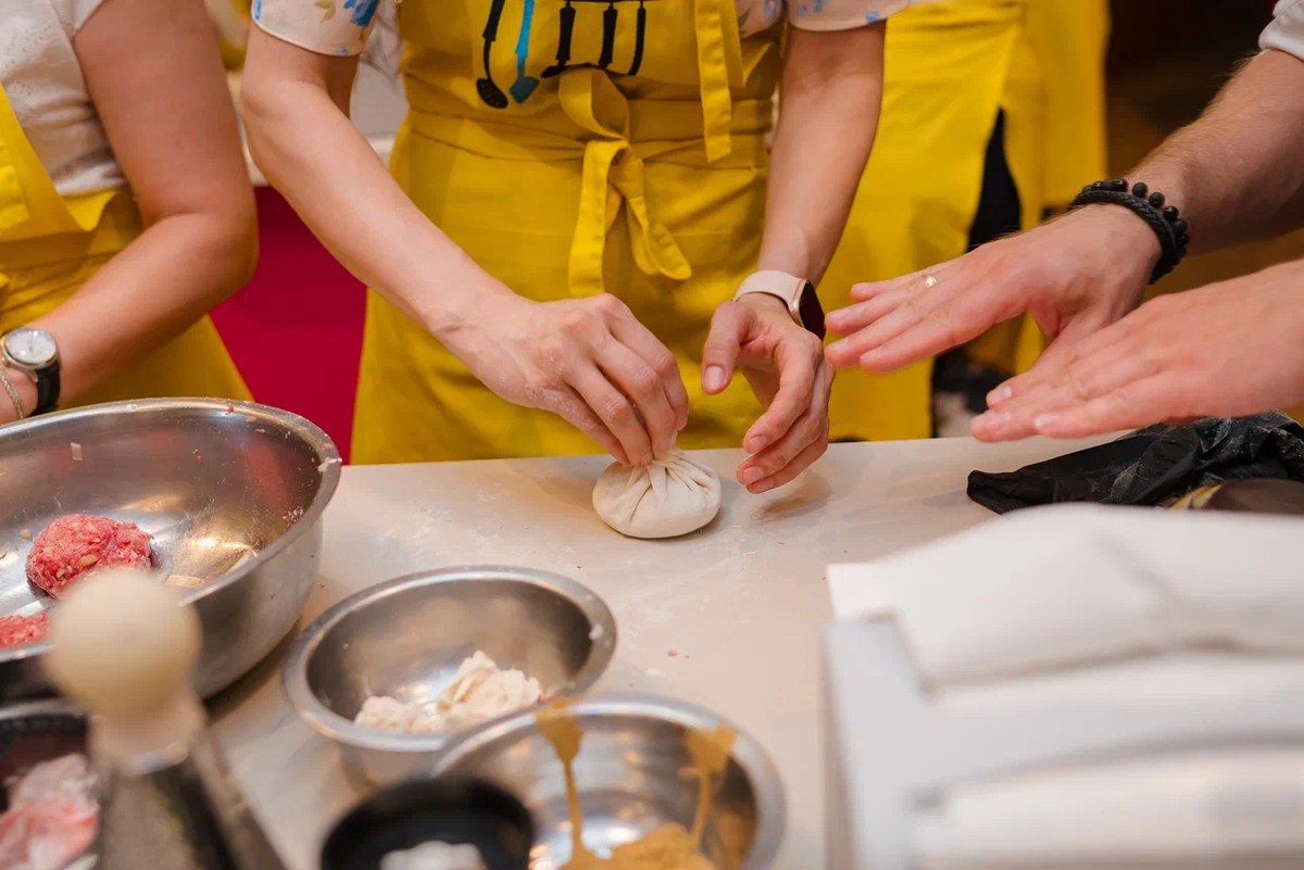 Команда на кулинарном тимбилдинге – как провести корпоратив с коллегами в Москве