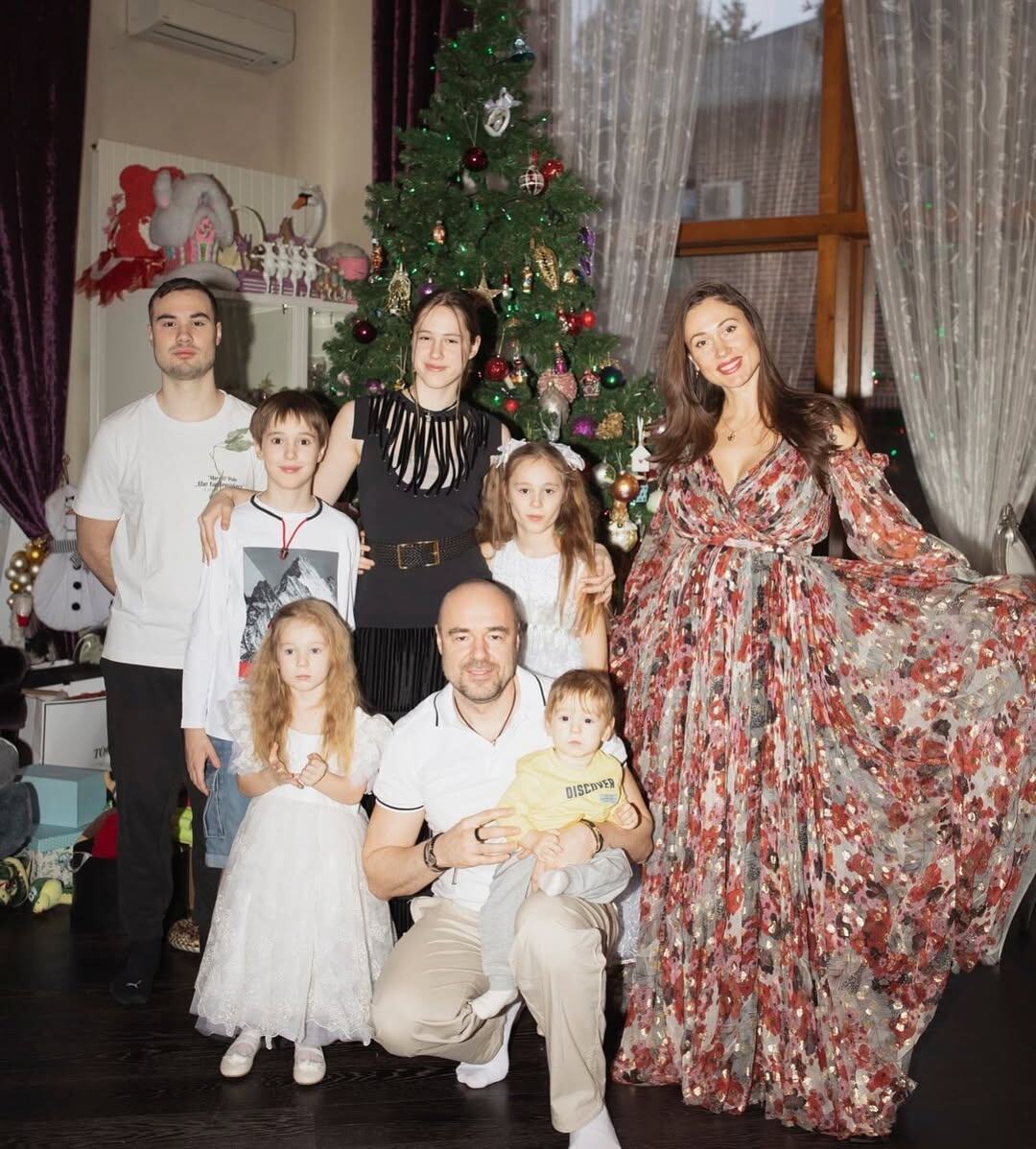 Роман и Елена Товстик с детьми / фото из открытых источников 