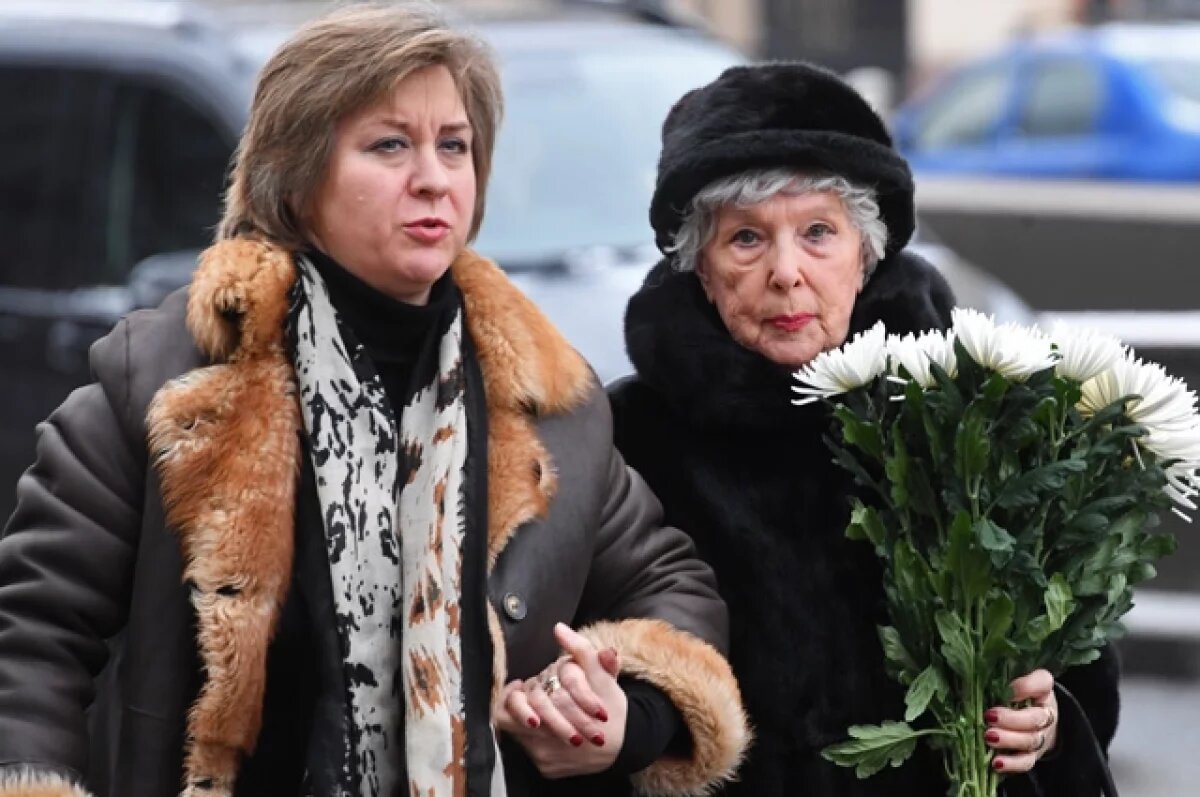    Наследницей стала Дарья Милославская (слева), которую актриса считала своей дочерью.