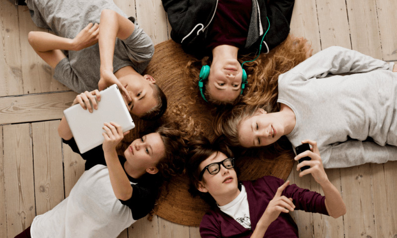 Современные подростки обычно активно общаются и в Сети, и вне ее