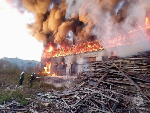 В центре Максатихи в Тверской области сгорело нежилое здание