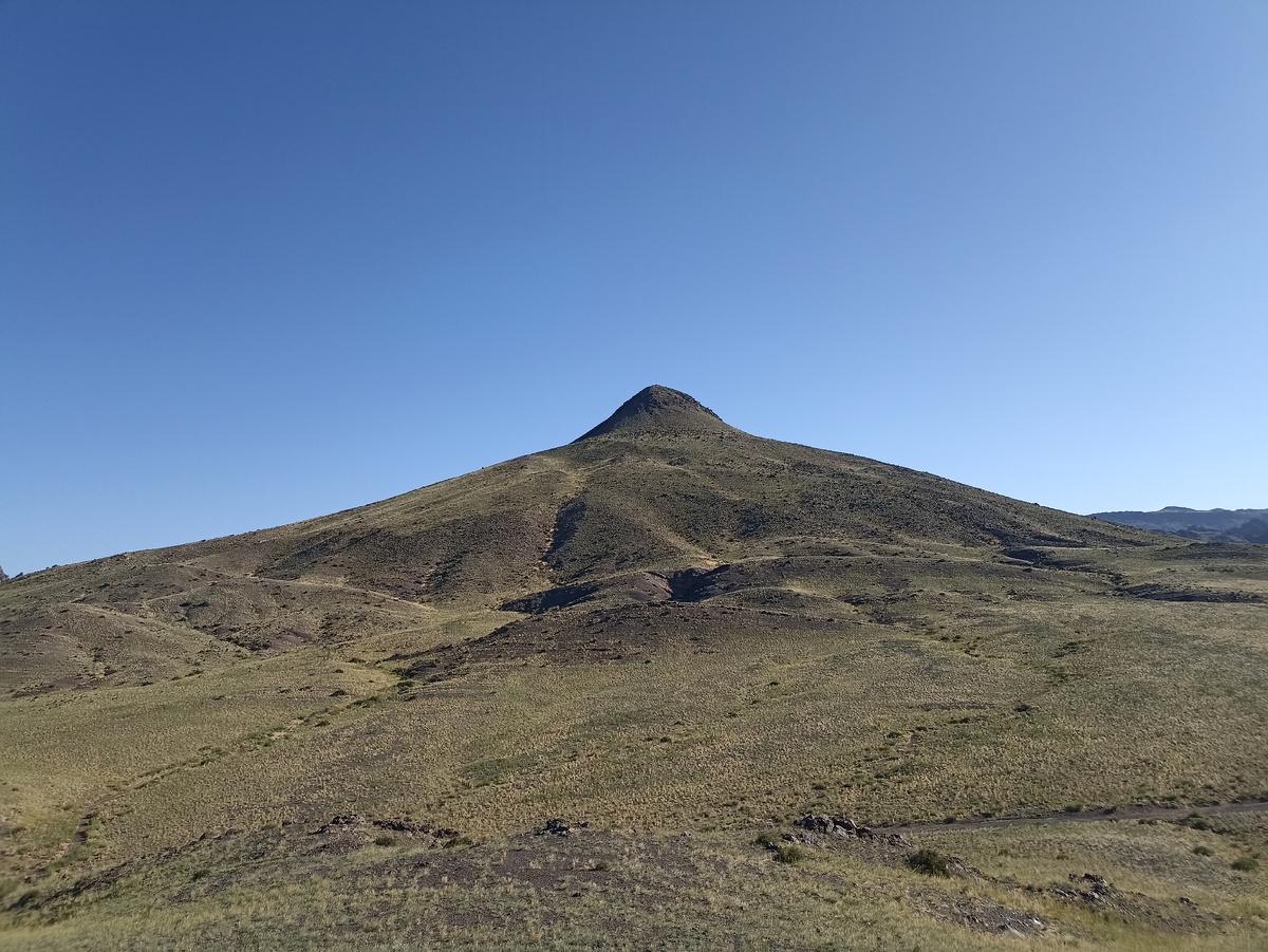 Путешествие по степи оказалось изнурительным, средняя скорость составляла всего 40 км/ч. Бесчисленные дороги, пересекая степь, шли параллельно, расходились или внезапно обрывались у русел ручьев, заставляя искать новый путь, подсекая нужную тропу.