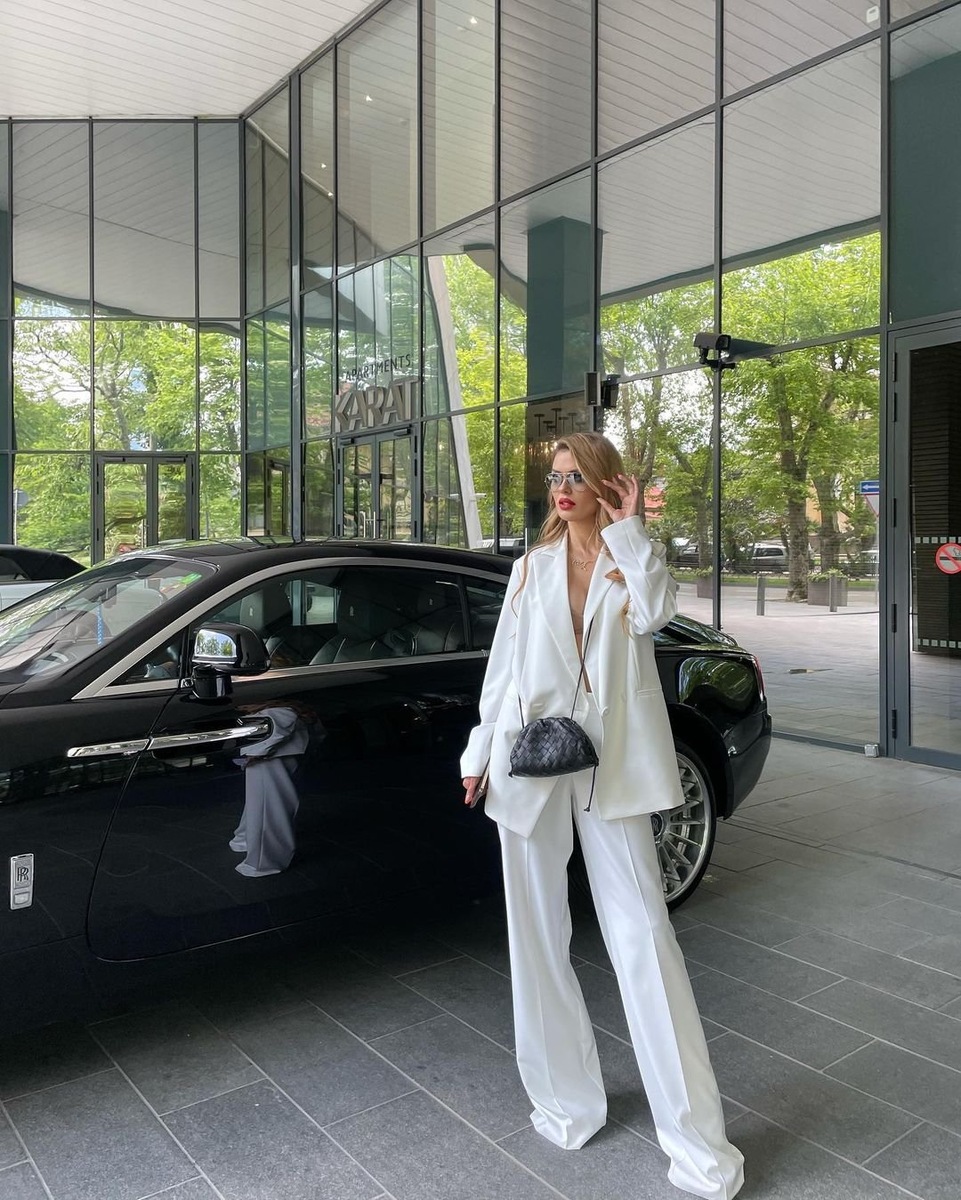 Виктория Боня в монохромном белоснежном расслабленном костюме