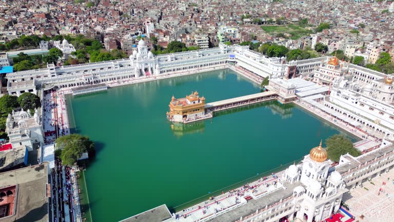 Освещенный храм, кажущийся парящим в центре озера бессмертия.