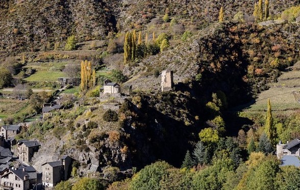 Вид на церовь и башню с автострады. Фото с туристическог сайта