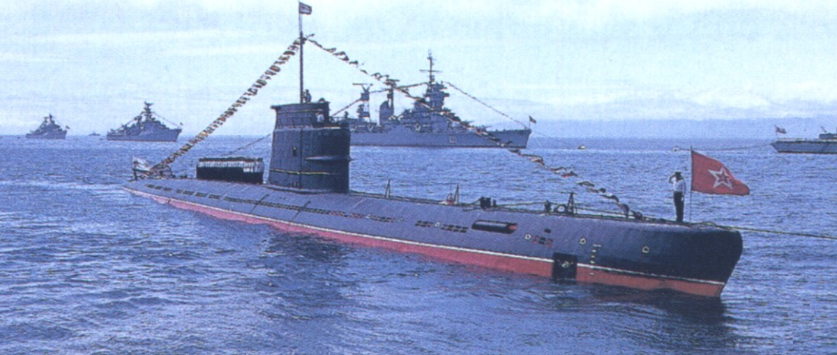 Подводная лодка проекта 611 на военно-морском параде