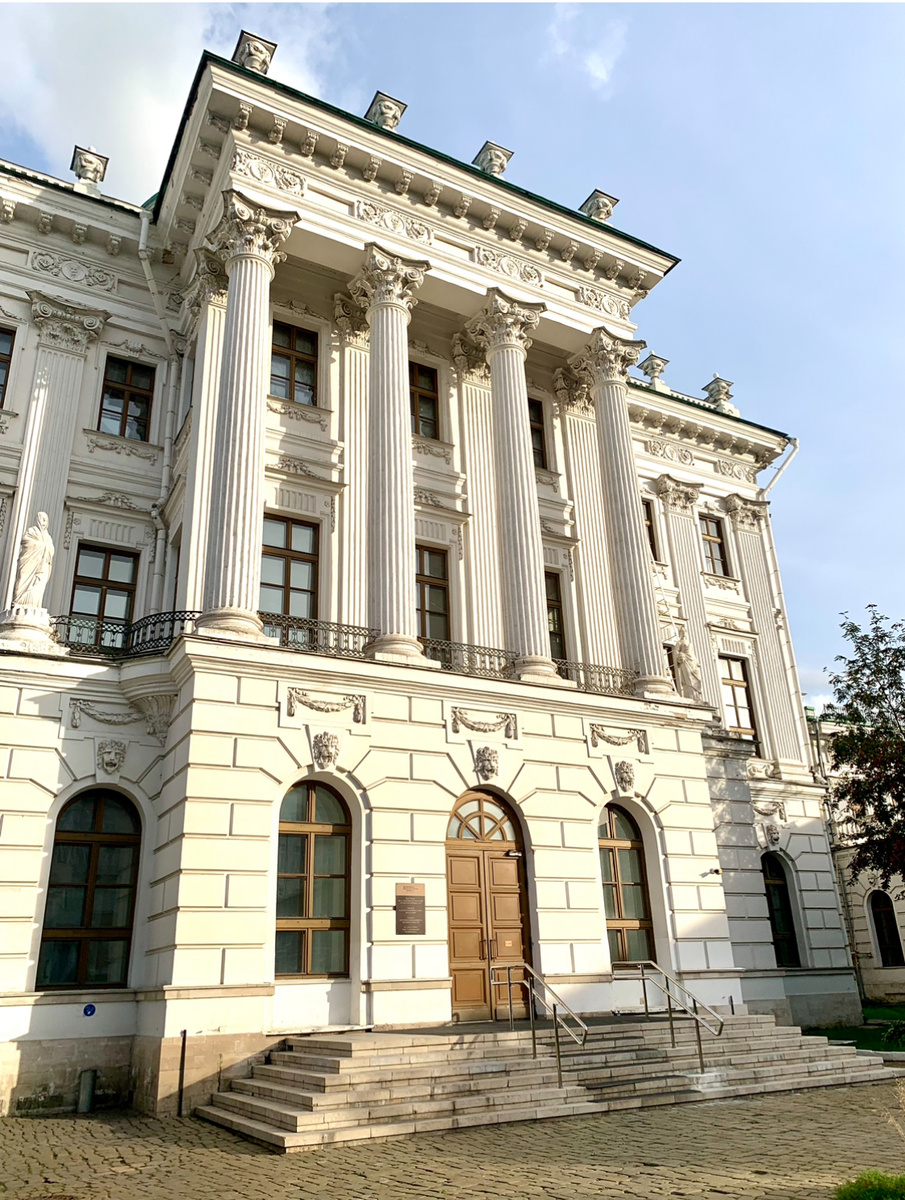 Дом Пашкова, вход в здание 