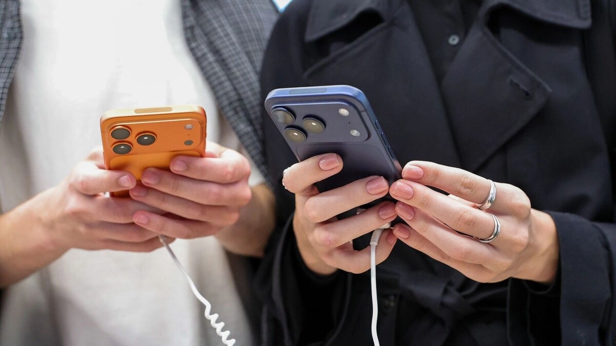 Парадокс iPhone 17 в России: почему его хотят все, но ажиотажа больше нет. Фото: Роман Наумов/URA.RU/ТАСС