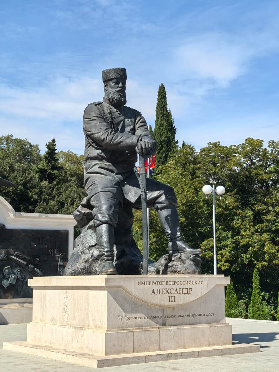 Впечатляющий памятник в Ливадийстком дворце