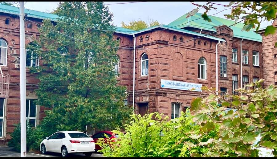 Здание, изображённое на фото, является частью Ростовского государственного медицинского университета. Оно было построено в начале XX века, когда в 1915 году в Ростов-на-Дону был эвакуирован медицинский факультет Варшавского университета. С тех пор это здание стало важной частью истории медицинского образования на юге России. На данный момент зданию более 100 лет, и оно продолжает служить образовательным целям, сохраняя свою историческую ценность. Фото автора канала