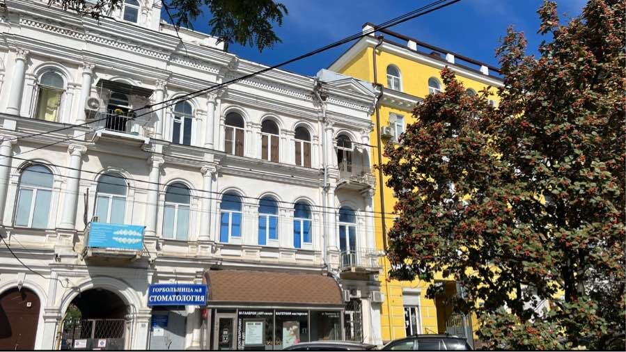 Доходный дом Воротниковых — один из самых красивых памятников архитектуры Ростова-на-Дону. Построенный в конце XIX — начале XX века, он выделяется лепниной и настенной росписью. Сегодня в здании располагается городская стоматология, а его интерьеры хранят следы былого величия. Фото автора канала