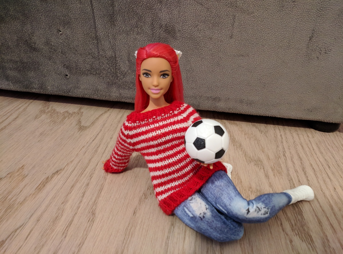 Танцовщица Оливия с розовыми волосами