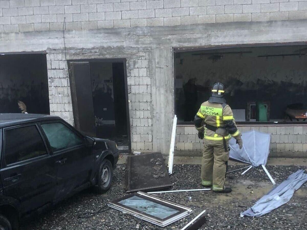    Сотрудник МЧС на месте взрыва газа в кафе в населенном пункте Стальское в Дагестане© Фото : ГУ МЧС России по Республике Дагестан