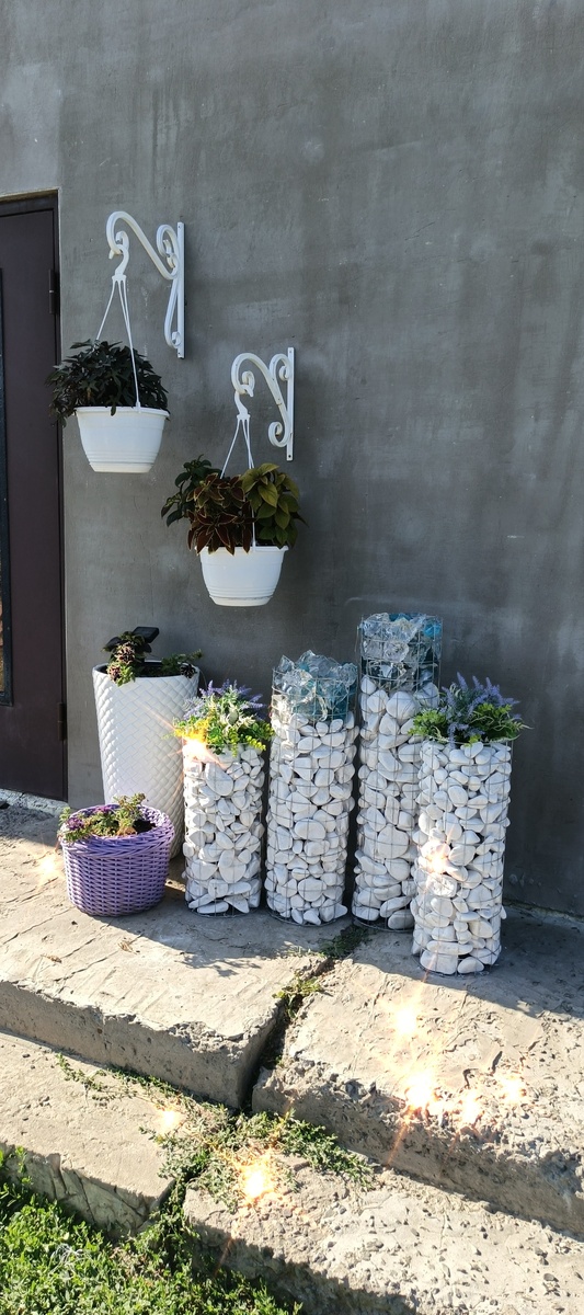 Габионы с эрклёзами на очень странном крыльце.