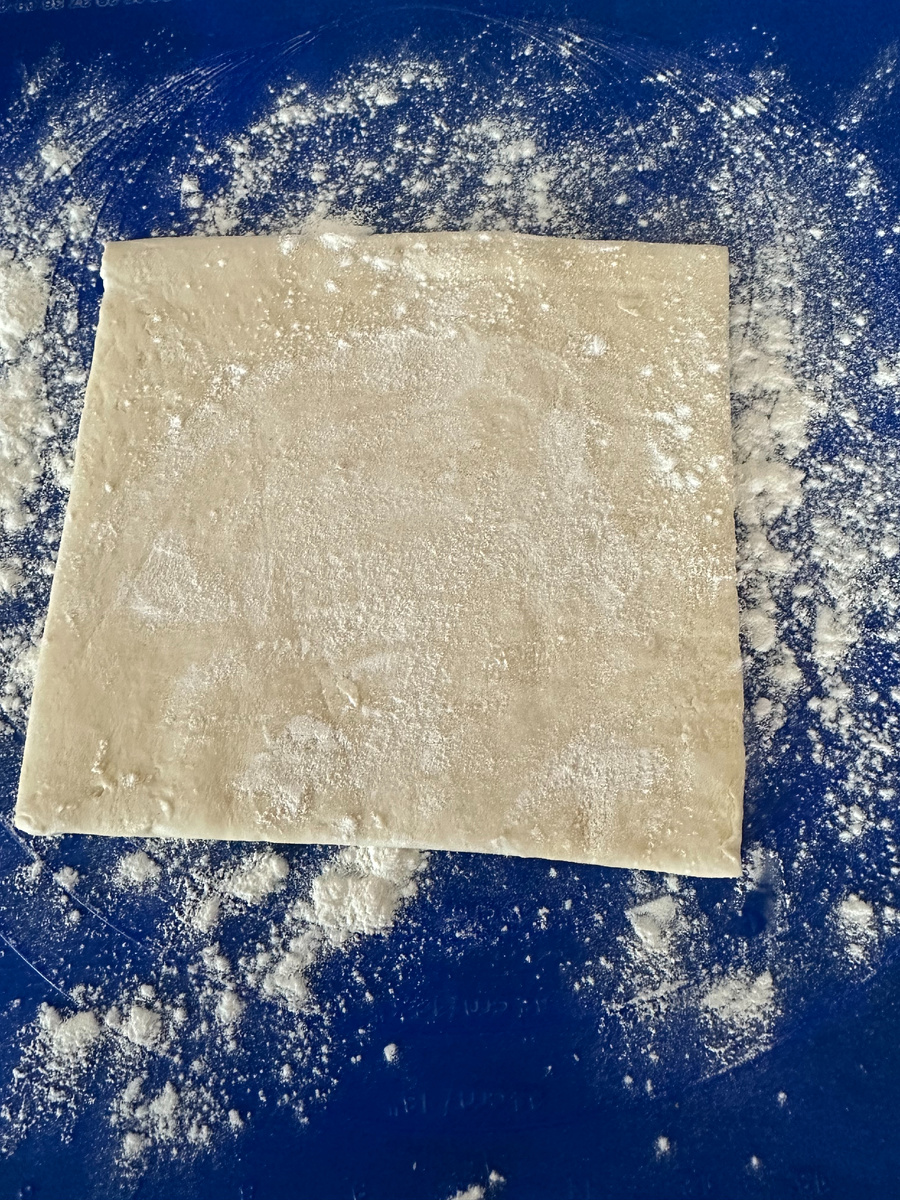 Выложить размороженное тесто на стол или коврик. Фото автора