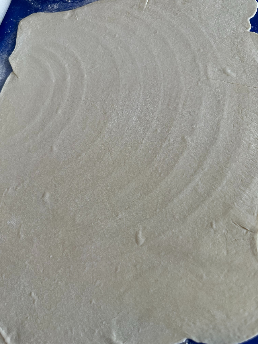 Тонко раскатать тесто на столе. Фото автора