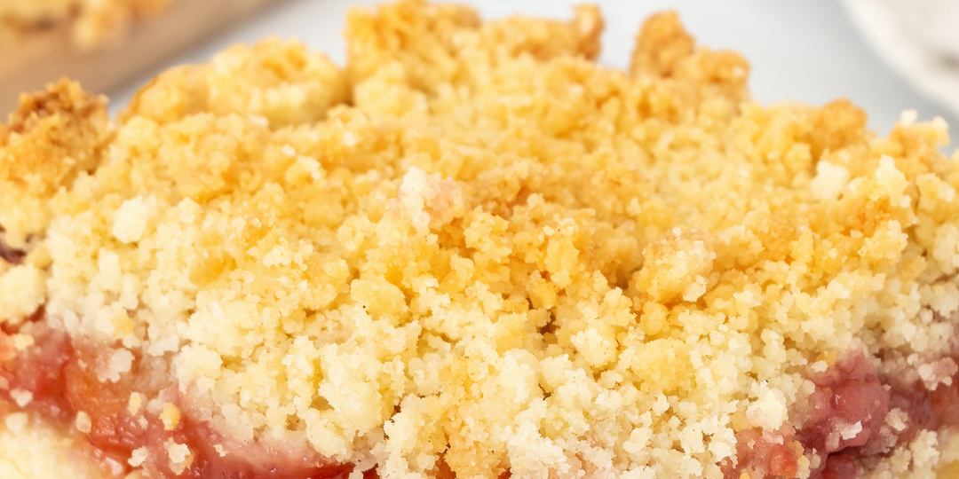 Рассыпчатый, сладкий, насыпной – песочное тесто без замеса. Если выпечка не ваша сильная сторона, начните с него