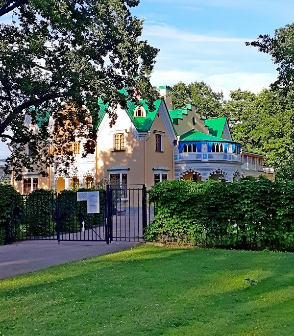 Вид на Коттедж со стороны парка (западная сторона /фото из личного архива, 2019 /